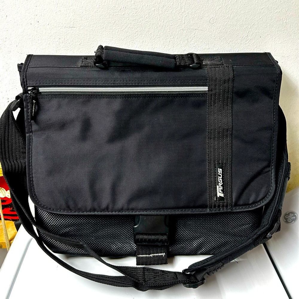TARGUS Messenger Laptop Bag